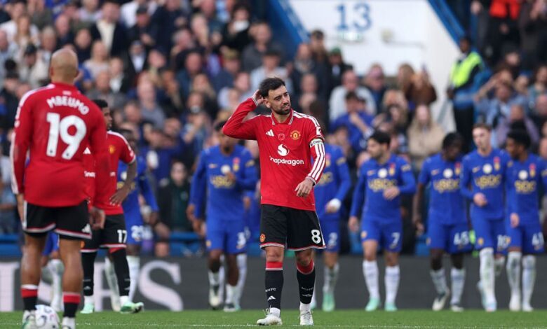 Chelsea beat Man United as Martinez sent off to pile pressure on Carrick